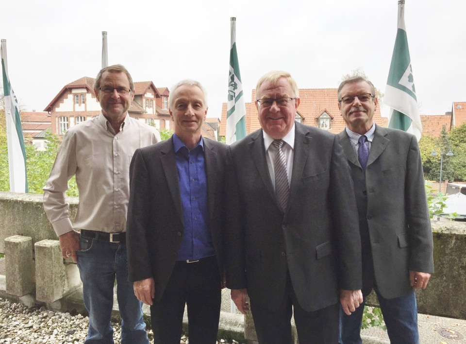 (v.l.) Christoph Boge, Bürgermeister Wolfgang Pieper, Reinhold Sendker MdB und Karl-Heinz Greiwe
