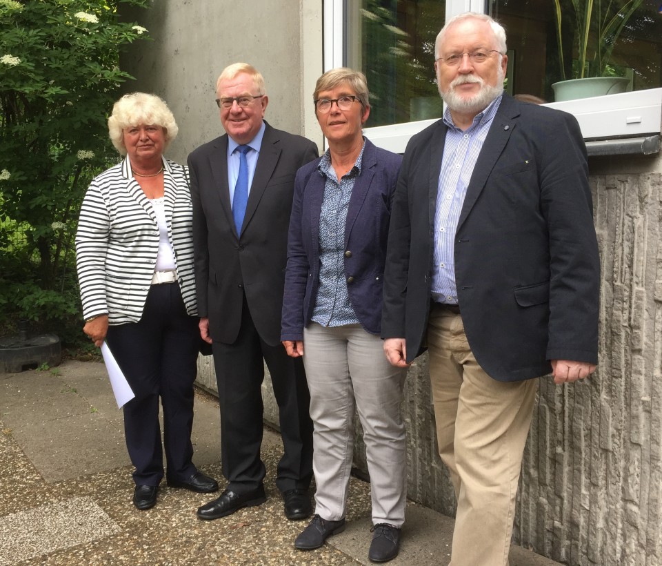 Reinhold Sendker MdB bei seinem letzten Besuch im Mütterzentrum Beckum im Juni 2018. V.l.: Resi Gerwing, Reinhold Sendker MdB, Lisa Heese und Rudi Goriss.