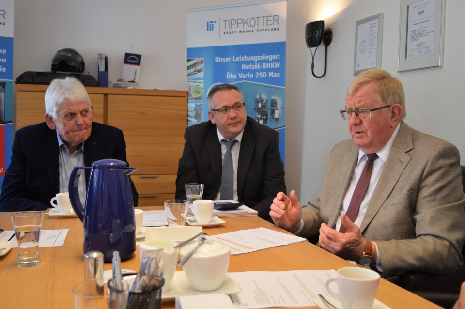 Gute Nachrichten für den Mittelstand: Reinhold Sendker (rechts) informiert Firmenchef Hubert Tippkötter (links) und Vertriebsleiter Bernd Burchert über den erzielten Kompromiss.