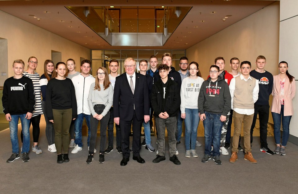 Reinhold Sendker MdB zusammen mit Schülerinnen, Schülern und Lehrkräften der Sekundarschule Beckum im Reichstag