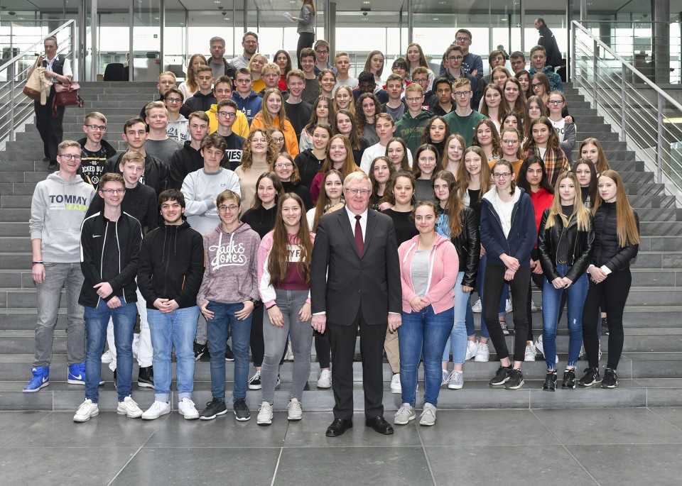 Reinhold Sendker MdB mit den Schülerinnen und Schülern des Gymnasiums Laurentianum im Paul-Löbe-Haus des Deutschen Bundestages