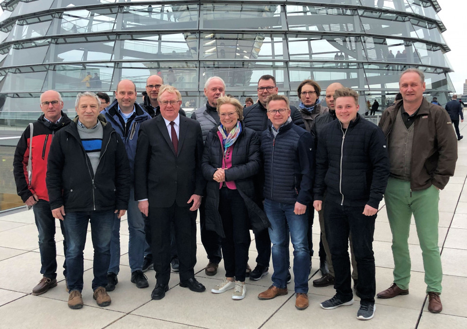 Die Mitglieder der OU Liesborn zusammen mit Reinhold Sendker MdB auf dem Dach des Reichstags