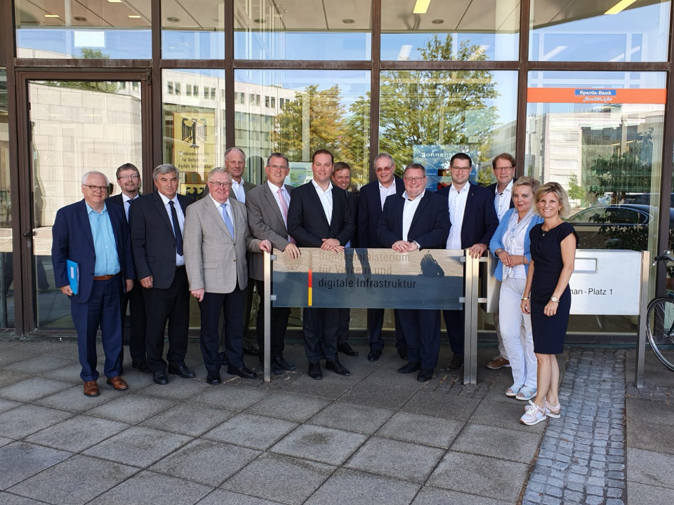 Die Mitglieder der AG Verkehr und digitale Infrastruktur vor dem Verkehrsministerium  in Bonn