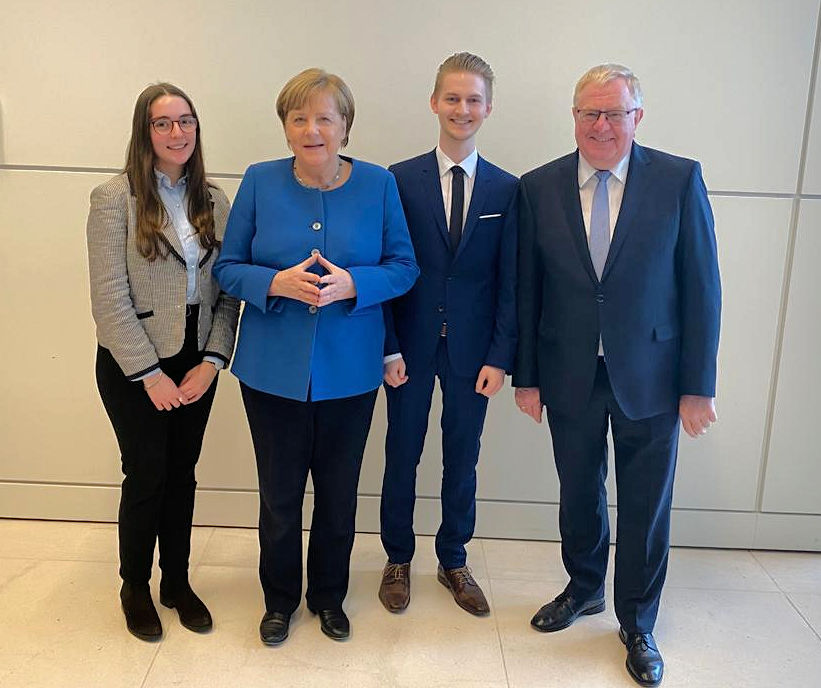 Trafen sich am Rande einer Fraktionssitzung: Cara Barz, Bundeskanzlerin Dr.  Angela Merkel, Adrian Grimpe und Reinhold Sendker MdB