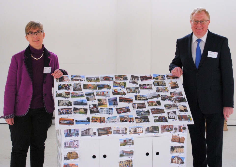 Bei einer Veranstaltung der Bundesregierung zum Thema Mehrgenerationenhäuser im Jahr 2016 in Berlin: Die Leiterin des Beckumer Mehrgenerationenhaus Lisa Heese und Reinhold Sendker MdB