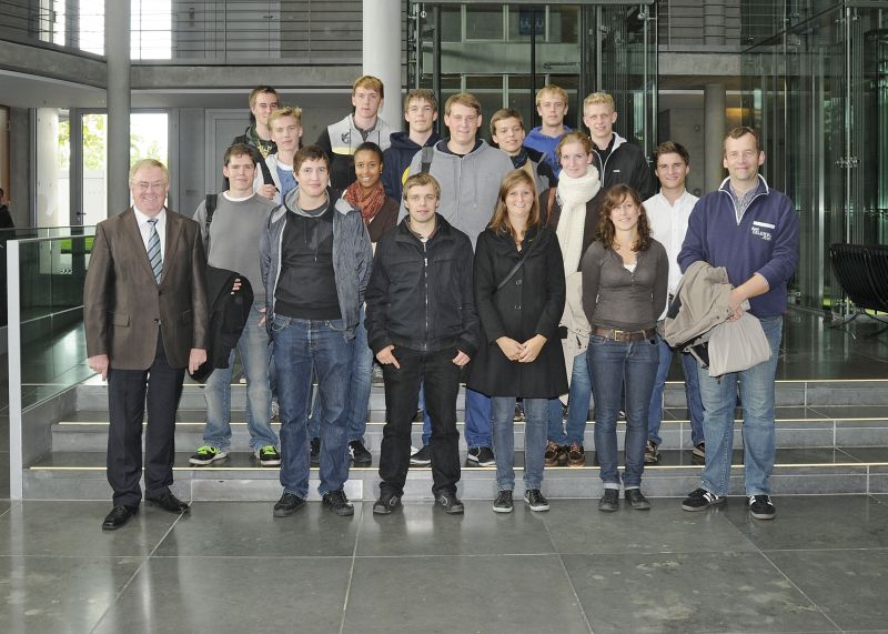 Reinhold Sendker MdB mit den Schülerinnen und Schülern im Paul-Löbe-Haus