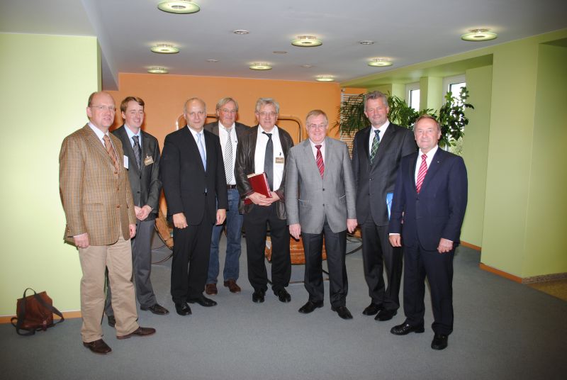 Die Abgeordneten Johannes Röring (3.v.l.), Reinhold Sendker (3.v.r.), Alois Gerig (2.v.r.) und Dr. Edmund Geisen (1.v.r.) mit Vertretern der Kornbrenner in Berlin.