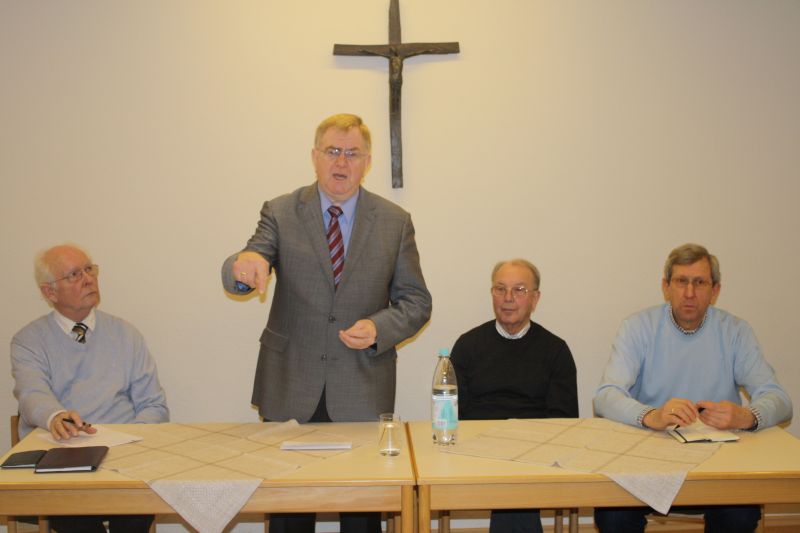 Reinhold Sendker MdB (2. v.l.) besuchte jetzt den Martinstreff in Beckum und wurde dabei von den Organisatoren herzlich in Empfang genommen: Franz Deppe (l.), Hermann Thiele (2. v. r.) und Gerd Pelkmann (r.)