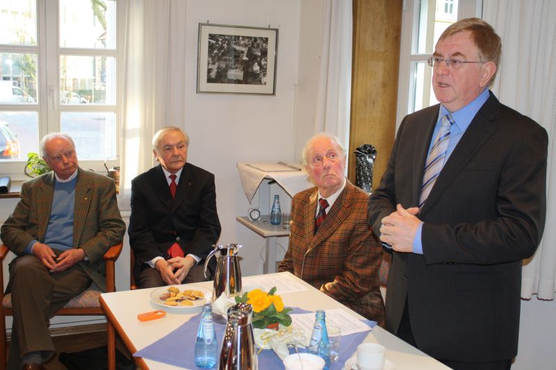 v.l.: Heinz Renk, Beisitzer, Herbert Rückert, Schriftführer, Dr. Reiner Könekamp, Vorsitzender SU-Oelde und Reinhold Sendker MdB