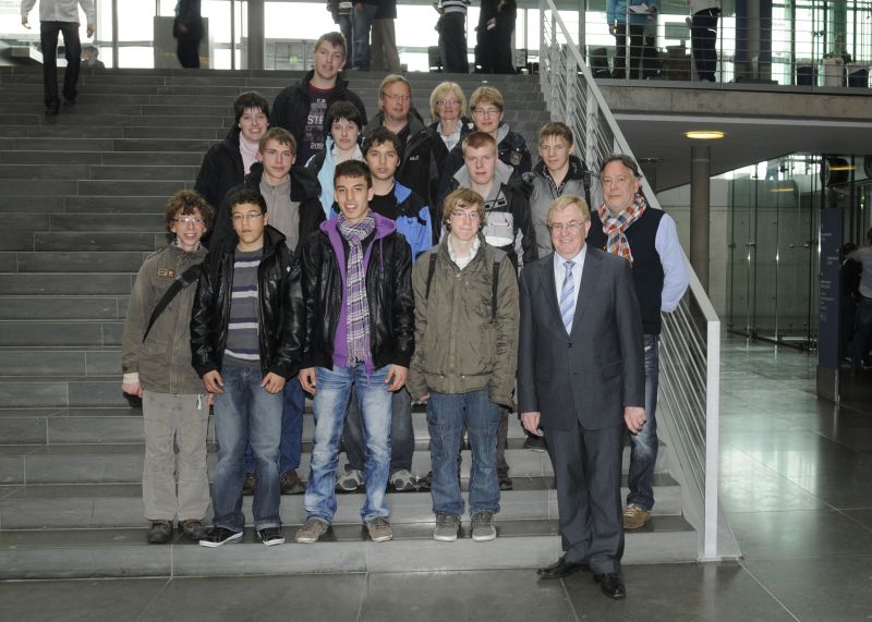 Reinhold Sendker mit den Schüler der Heinrich-Tellen-Förderschule im Paul-Löbe-Haus
