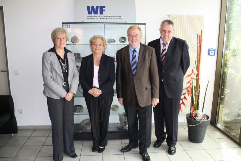 Reinhold Sendker (2.v.r)  bei einem Informationsbesuch im Sendenhorster Familienbetrieb WF Maschinenbau wurde von (v.l.) Beate Winkelmann, Luzia Friese und Heiko Ohlscher empfangen.
