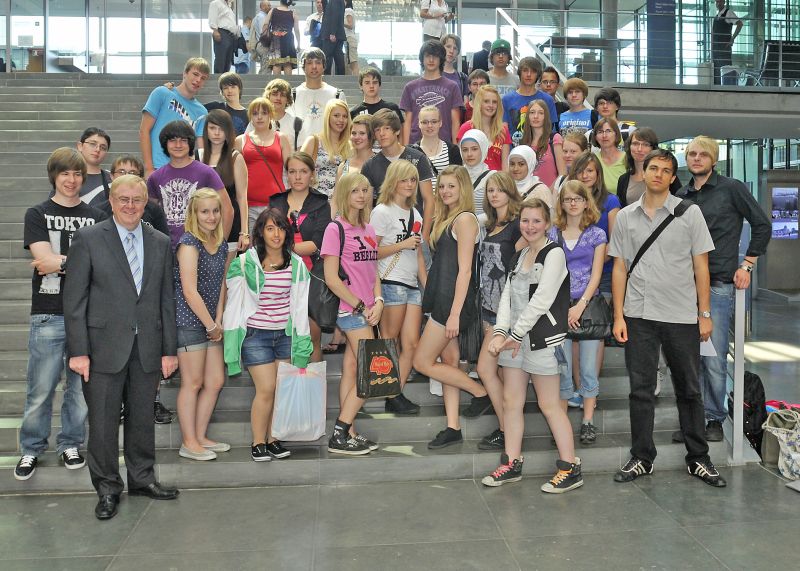 Reinhold Sendker MdB begrüßt Schüler der neuten Jahrgangstufe des Städtischen Gymnasiums Ahlen in Berlin.
