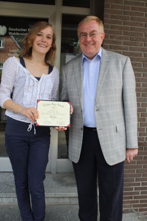 Christina Scholz(l.) berichtete über ihr Jahr in Amerika und präsentierte ihrem Paten, dem Bundestagsabgeordneten Reinhold Sendker (r.) ihre bestandenes Diplom an der Clinton High-School im Bundesstaat Michigan.