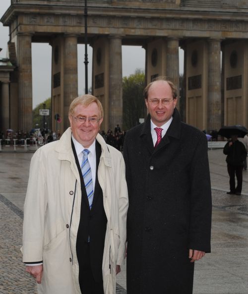 Reinhold Sendker MdB und Landrat Dr. Olaf Gericke tauschten sich zur Zukunft der Bundeswehr in Berlin aus.