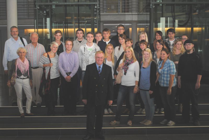 Reinhold Sendker MdB mit den Schülern der Jahrgangstufe 13 des AMG.