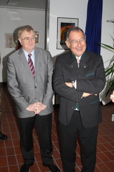 Reinhold Sendker MdB besuchte im Jahr 2011 gemeinsam mit dem Verteidigungspolitischen Sprecher der CDU/CSU-Bundestagsfraktion Ernst-Reinhard Beck die Standorte im Kreis Warendorf.