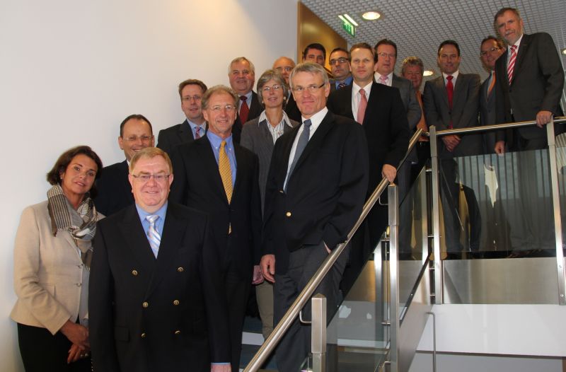 Reinhold Sendker MdB und die Mitglieder des IHK-Regionalausschusses in der Sparkasse Beckum-Wadersloh.