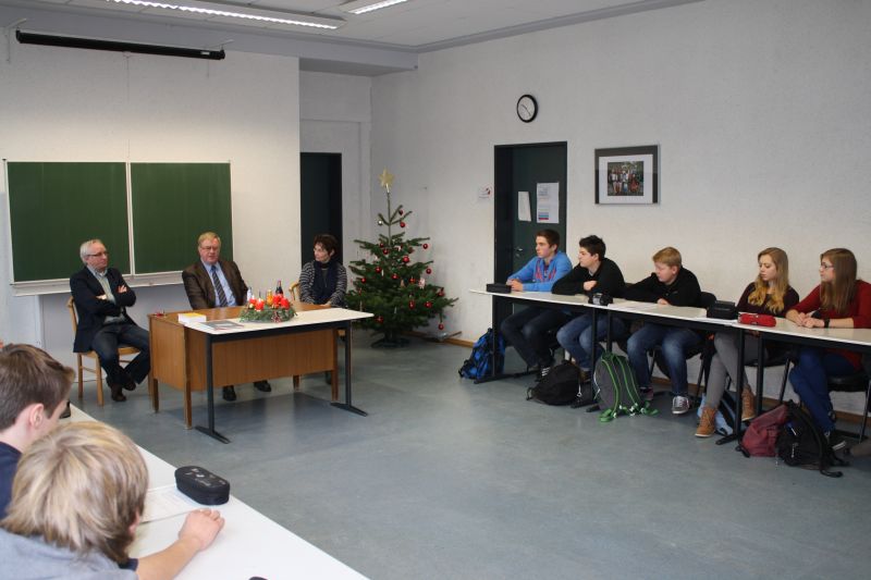 Reinhold Sendker (m.) holte jetzt eine Diskussion mit der Jahrgangsstufe 10 der Realschule Oelde nach.
