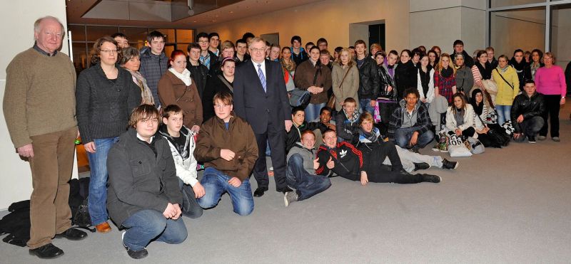 Reinhold Sendker MdB mit den Schülern der Anne-Frank-Schule im Reichstag.