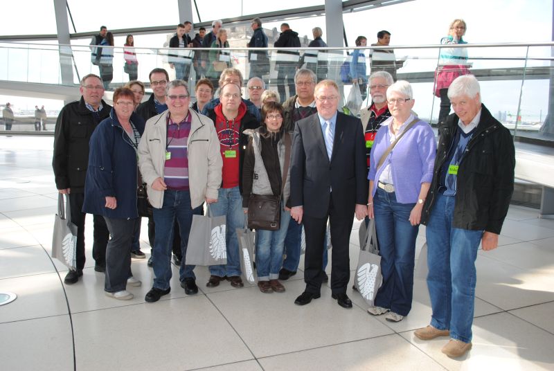 Reinhold Sendker MdB mit den Gästen aus der Heimat in der Kuppel des Reichstages.