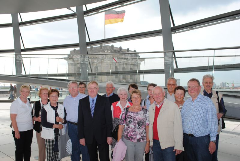 Reinhold Sendker mit den Mitgliedern der SU Wadersloh in der Reichstagskuppel