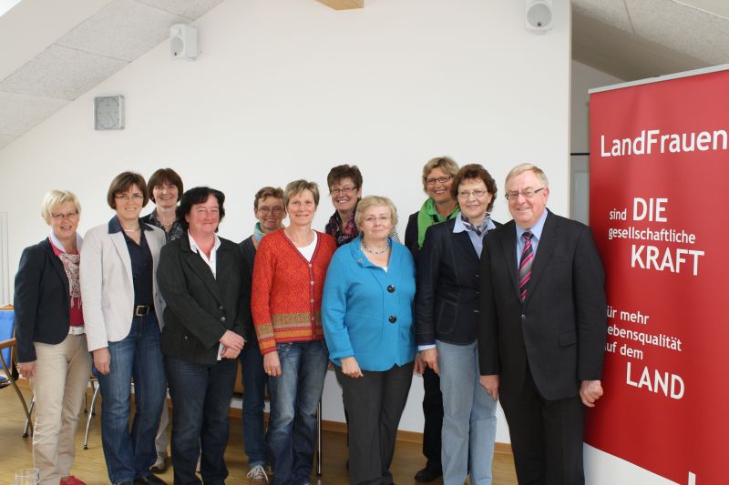 Der Kreislandfrauenverband und ihre Vorsitzende Agnes Boes empfingen den Bundestagsabgeordneten Reinhold Sendker zum regen und offenen Gedankenaustausch.