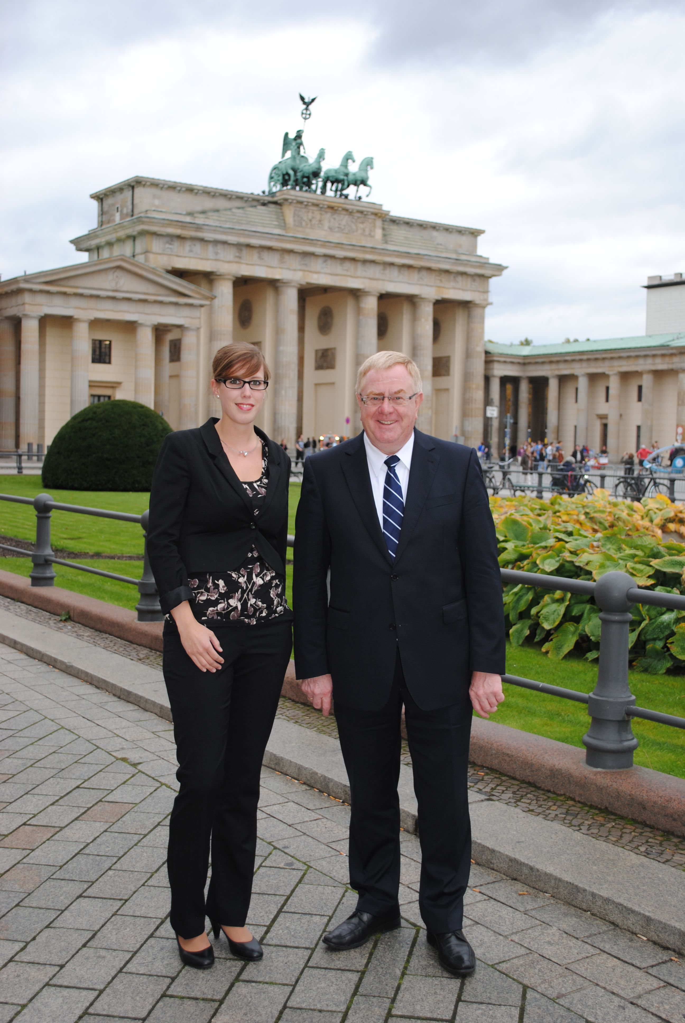 Kathrin Riemann mit Reinhold Sendker MdB vor dem Brandenburger Tor