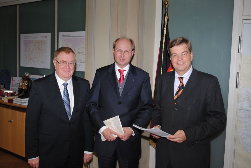 Trafen sich zum Gespräch im BMVBS: (v.l.) Reinhold Sendker MdB, Landrat Dr. Olaf Gericke und PSts Enak Ferlemann.