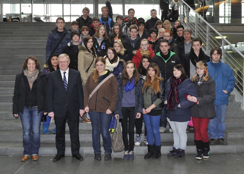 Reinhold Sendker mit den Schülern der Anne-Frank-Schule im Paul-Löbe-Haus des Deutschen Bundestages.