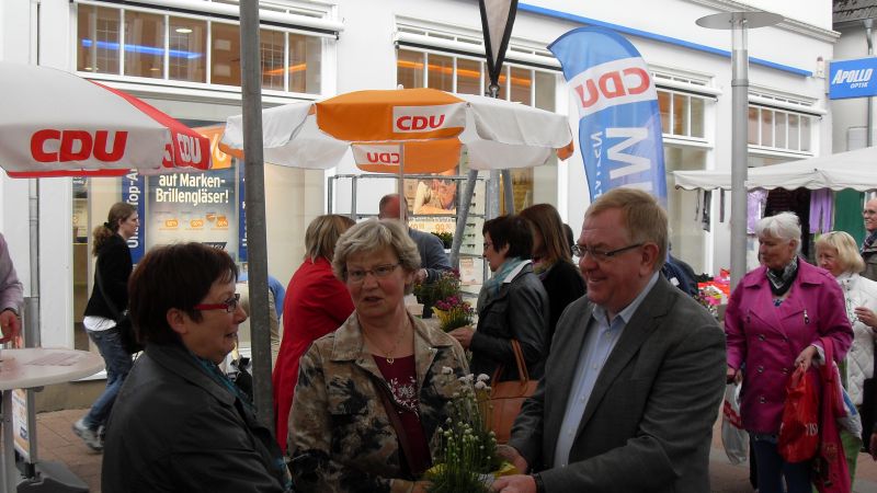 Reinhold Sendker beteiligte sich an der Muttertagsaktion der Beckumer CDU und überreichte an die Mütter und Frauen bunte Blumengrüße.