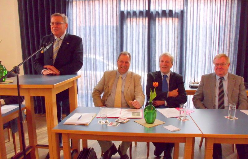 v.l.: Heinz Junkerkalefeld (Stellv. Bürgermeister Stadt Oelde), Rolf Rosendahl (Vorsitzender Bezirksverband), Franz-Josef Buschkamp ( Stellv. Landrat Kreis Warendorf), Reinhold Sendker MdB