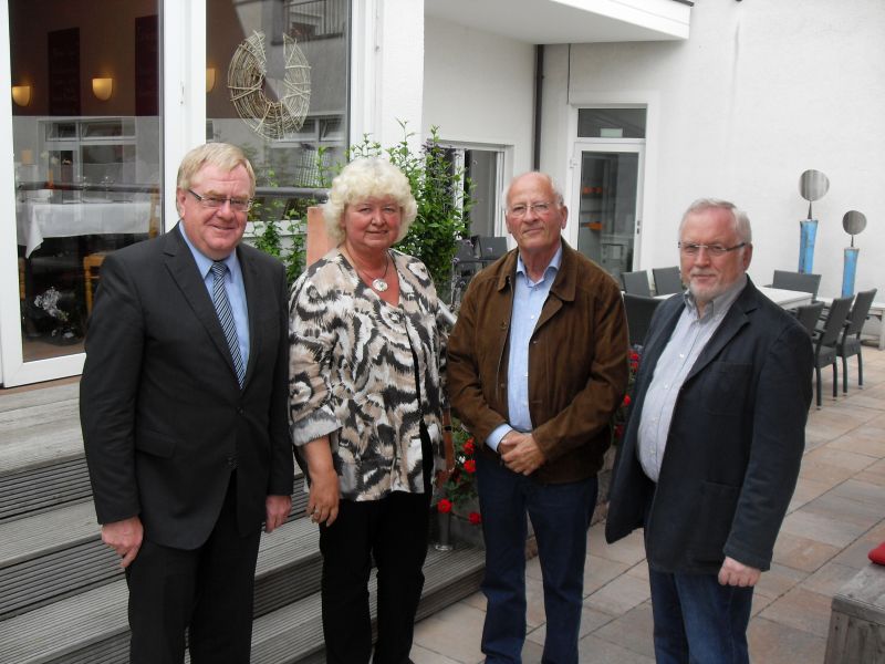 MdB Reinhold Sendker, stv. Bürgermeisterin Resi Gerwing, Vorsitzender Elmar Thyzel und Rudi Goriss, Vorsitzender der CDU-Ortsunion Beckum.
