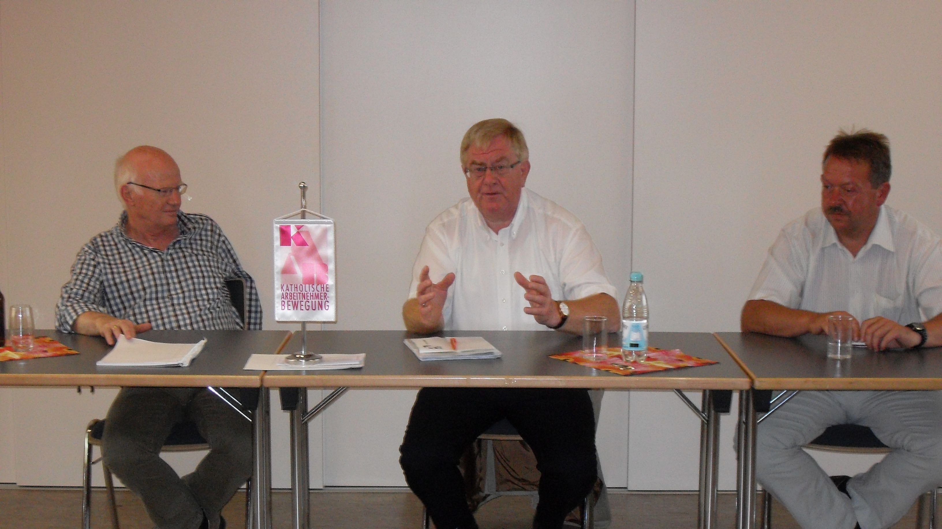 KAB-Vorsitzender Peter Schoblick (l.) und stv. Vorsitzender Jörg Zibulski (r.) verfolgten aufmerksam die Ausführungen von MdB Reinhold Sendker. 