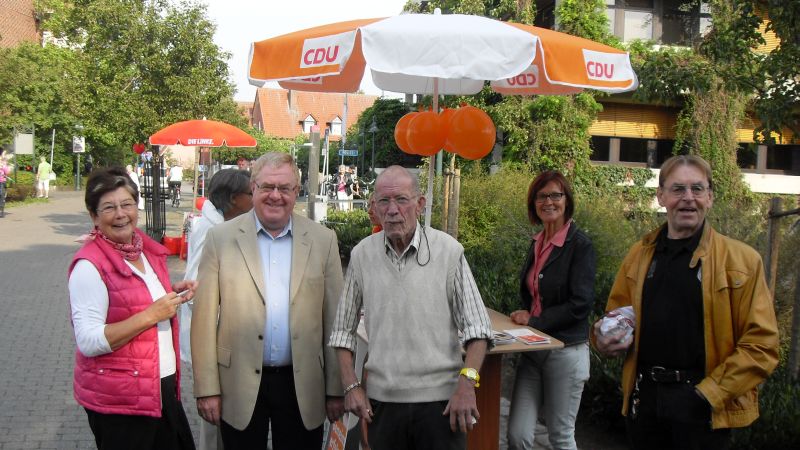 Reinhold Sendker zusammen mit Mitgliedern der Telgter CDU am INFO-Stand im Gespräch mit Marktbesuchern.
