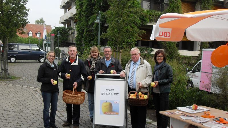 Reinhold Sendker und der stellv. Bürgermeister  Karl-Heinz Greiwe (4.v.l.) brachten mit weiteren Helfern Äpfel und Wahlinformationen unters Volk.