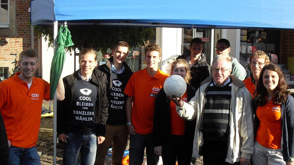 Reinhold Sendker mit seinen Unterstützern der Jungen Union in Warendorf.