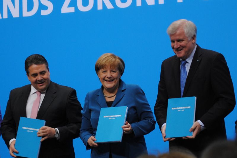 Sigmar Gabriel, Angela Merkel und Horst Seehofer bei der Unterzeichnung des Koalitionsvertrages.