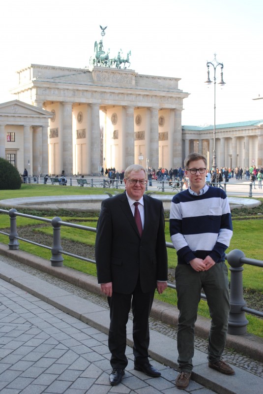 Frederik Siebert und Reinhold Sendker MdB vor dem Brandenburger Tor in Berlin.