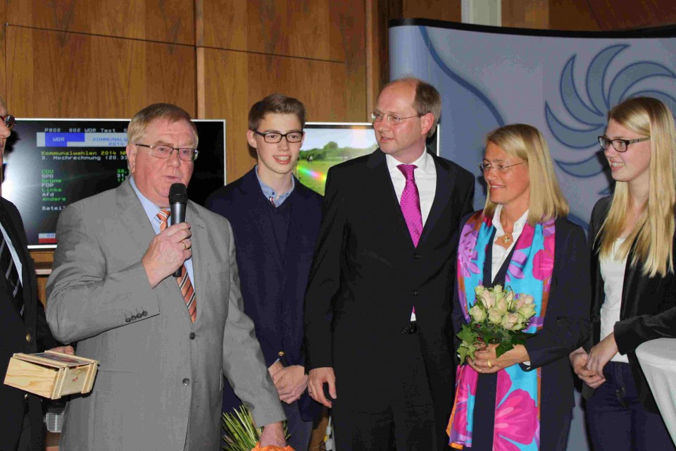 Reinhold Sendker gratuliert Dr. Olaf Gericke zu sienme großartigen Wahlerfolg. Mit dabei Ehefrau Jutta, Sohn Felix und Tochter Anna.